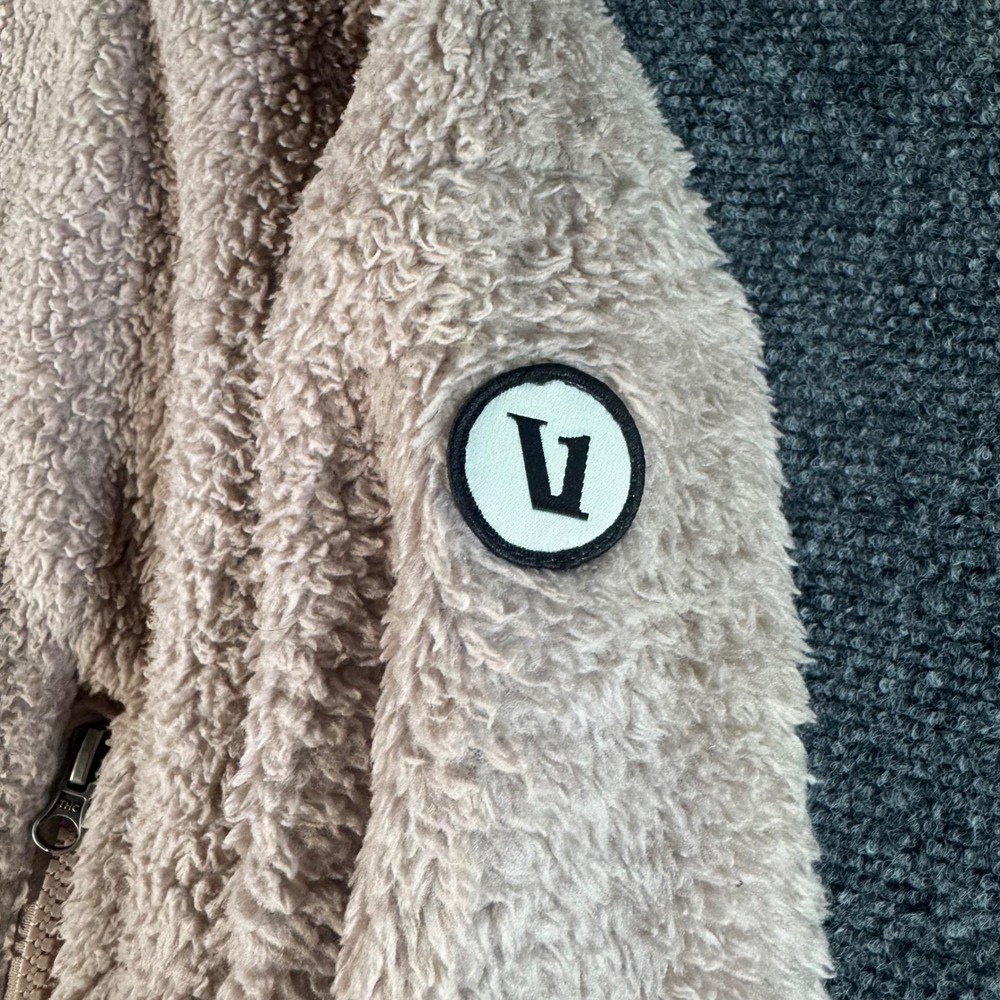 Vuori Alpine Sherpa Jacket Womens Small Beige Tan Full Zip Fleece Mock Neck Logo - Picture 2 of 8
